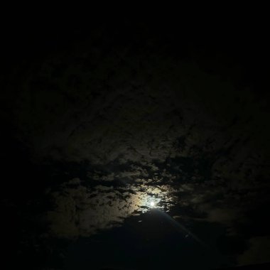 Bulutlar ve yıldızlarla dolu gece göğü