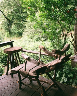 Tahta masa, bir sandalye ve bir fincan çay.