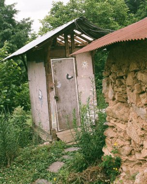 Köyde terk edilmiş bir bina.