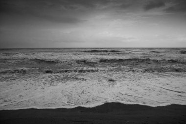 Siyah beyaz deniz manzarası..