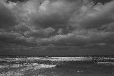 Denizin üzerinde fırtına bulutları