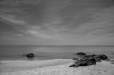 Güzel bir deniz manzarasının siyah beyaz fotoğrafı.