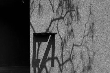 Siyah beyaz metal kapılı.