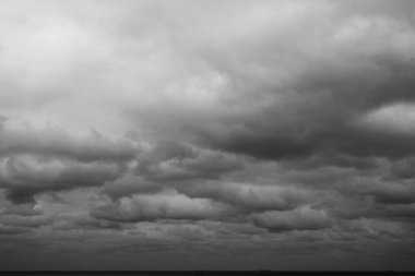 Gökyüzünde siyah ve beyaz bulutlar