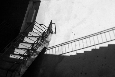 Şehirdeki terk edilmiş eski bina.