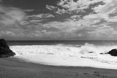 Siyah ve beyaz deniz manzarası.