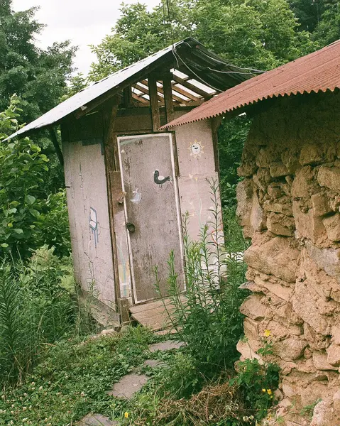 Köyde terk edilmiş bir bina.