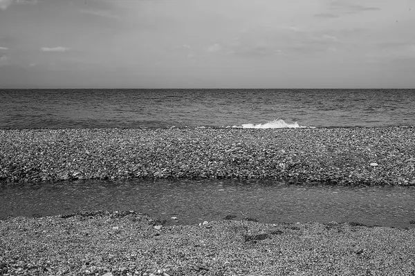 Deniz plajı ve taşlar.