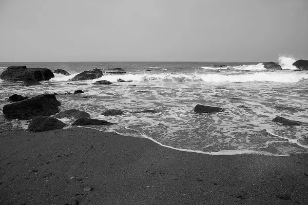 Deniz dalgaları ile güzel sahil