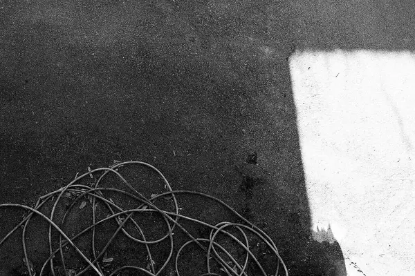 Bir sürü çatlağı olan paslı metal bir duvar.