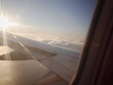 Gökyüzünde bir uçak