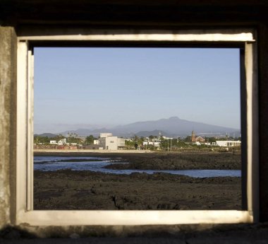 Deniz manzaralı pencere