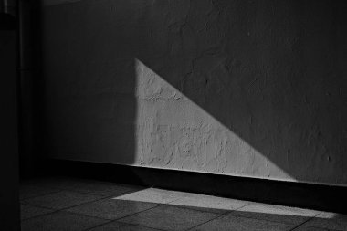 Modern bir binanın siyah beyaz fotoğrafı.