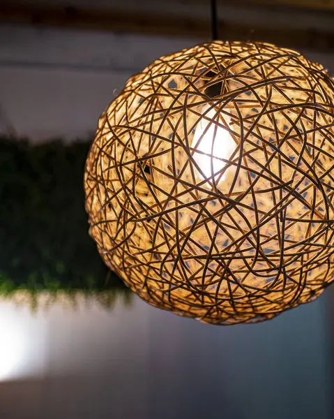 Dekoratif yuvarlak ampuller koyu arkaplanda, tasarım konsepti, iç dekorasyon, dekor