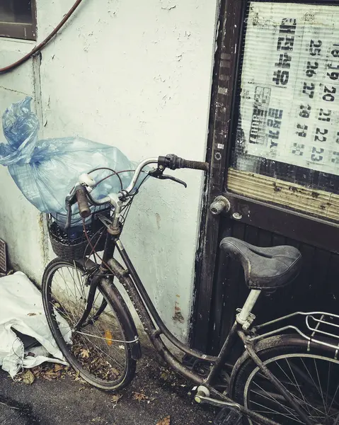 Şehirde terk edilmiş eski bir ev.