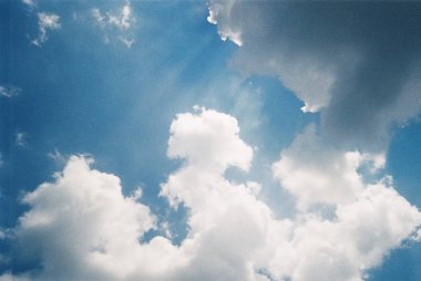 Bulutlu mavi gökyüzü