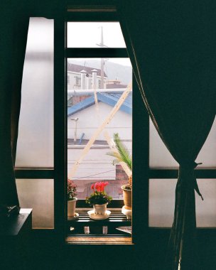 Şehirdeki bir restoranın içinde.