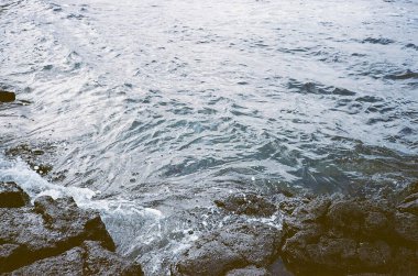 Dalgalı ve köpüklü deniz suyu