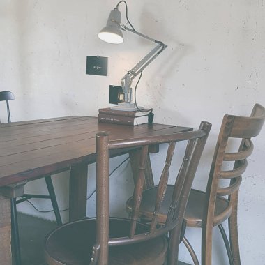 Modern bir otel odasının içinde.