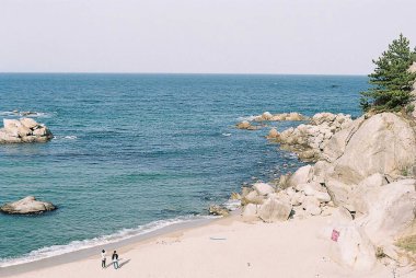 Deniz kıyısının güzel manzarası