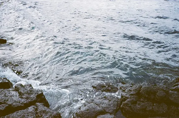 Dalgalı ve köpüklü deniz suyu