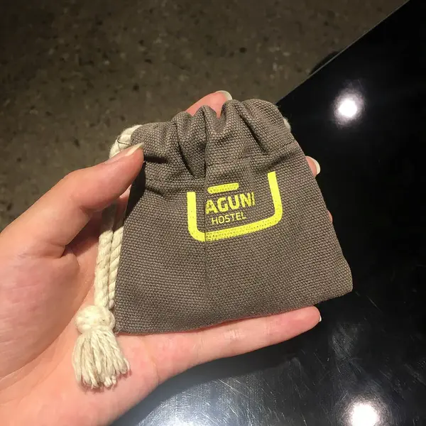 Bir poşet kahve ve bir fincan çay.