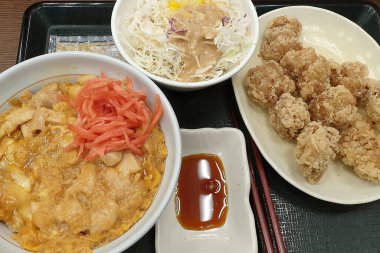 Lezzetli Asya yemeklerinin yakın görüntüsü