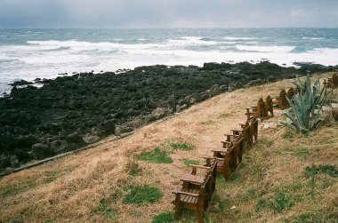 Denizin ortasında ahşap bir bank.