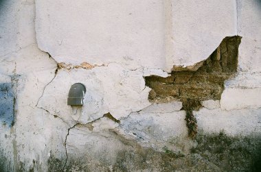 Şehirdeki eski pencere