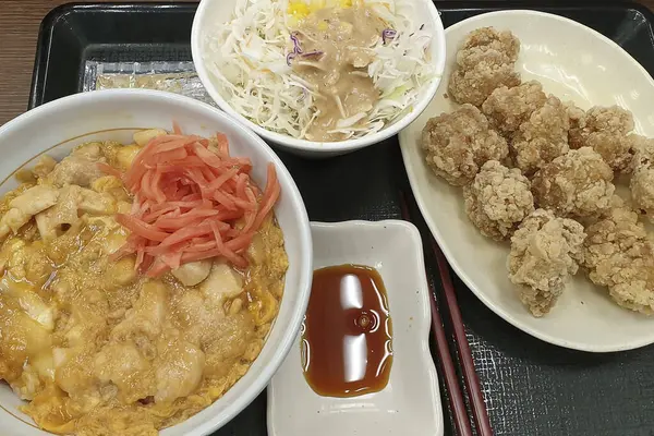 Lezzetli Asya yemeklerinin yakın görüntüsü