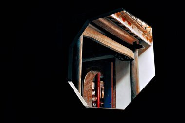 Penceresi olan eski ahşap pencere