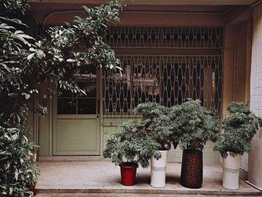 Şehirdeki eski ahşap masa.