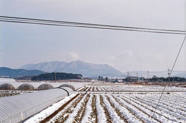 Köydeki dağların manzarası