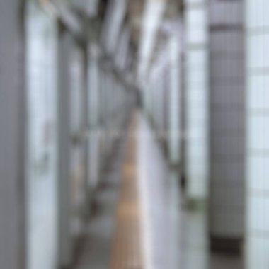 Arkaplan kullanımı için boş koridorun bulanık resmi.