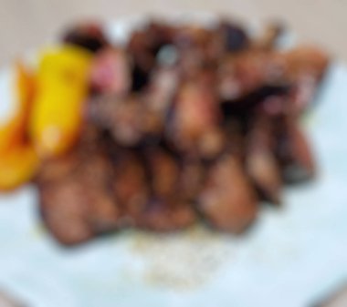 Soslu ve sebzeli kızarmış tavuk.