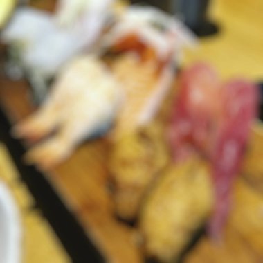 Izgara tavuk budu ve arka planda bulanık barbekü..