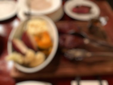 Soslu ve sebzeli ızgara tavuğun bulanık arka planı.