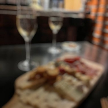 Şarap kadehleriyle bulanık arkaplan