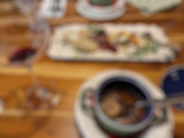 Arka plan için bulanık restoranın üstündeki masa