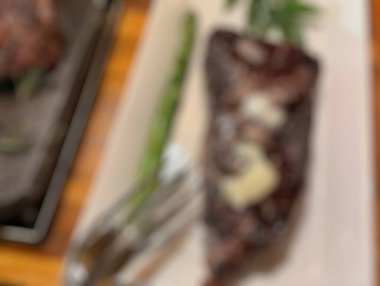 Ahşap tabakta ızgara tavuk eti ve sebze. Metnin için fotokopi alanı da var.