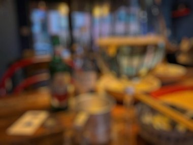 Bardaki şarap şişeleri bulanık.