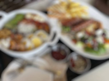 Masada lezzetli salata ve sebze var.