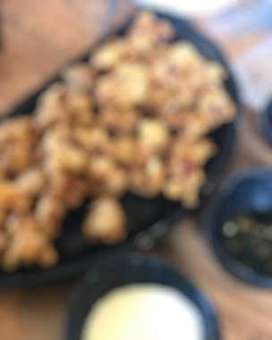 Soslu ve peynirli kızarmış tavuk nugget.