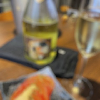 Kafedeki masada şarap bulanıklaşmıştı.