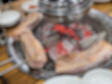 Izgarada ızgara tavuk dumanlı.