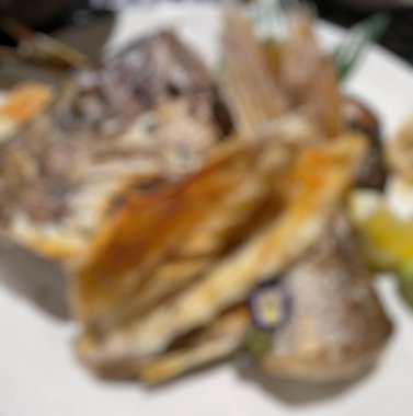 Sebze ve soslu ızgara balık.