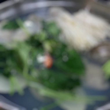 Bir kaşık ve bir bardak suyla bir tabağı kapat.