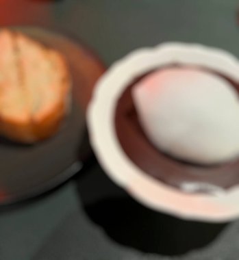 Kremalı ve böğürtlenli nefis çikolatalı pasta.