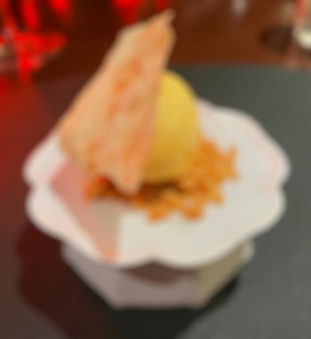 Arka plan bulanık ve masada dondurma var.