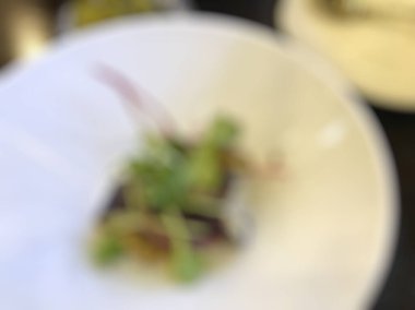 Beyaz şaraplı bir şarabın bulanık arka planı.